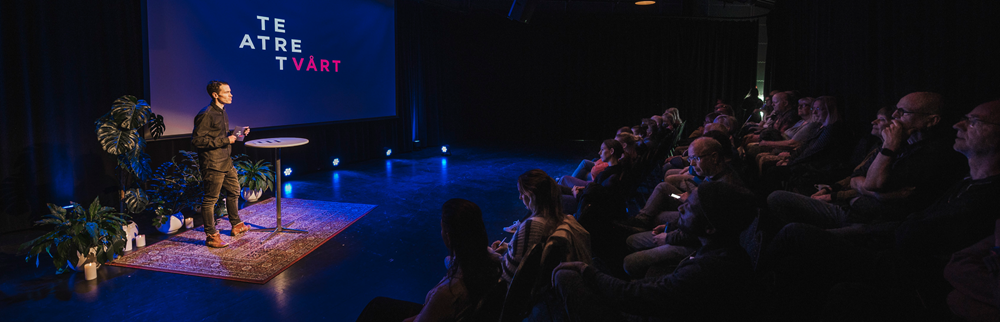 Teatersjef Kristian Lykkeslet Strømskag på repertoarpresentasjon høsten 2023 nettside.png